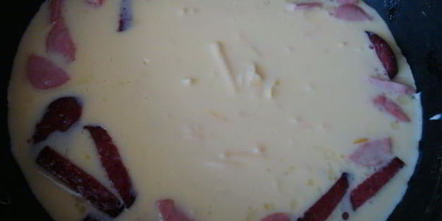 омлет с колбасой и сыром