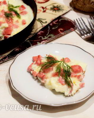 Омлет с колбасой на сковороде