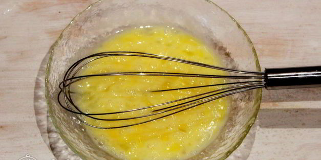 омлет с колбасой на сковороде