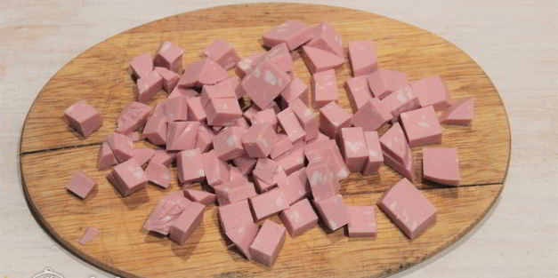 омлет с колбасой на сковороде