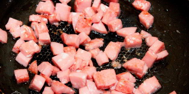 омлет с колбасой на сковороде