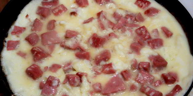 омлет с колбасой на сковороде