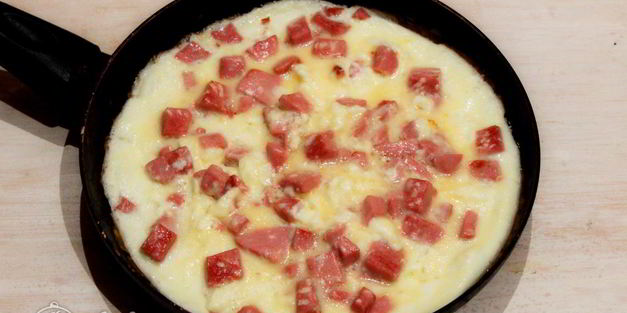 омлет с колбасой на сковороде