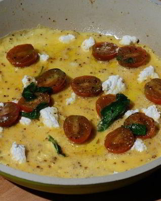 Омлет с козьим сыром, помидорами и базиликом