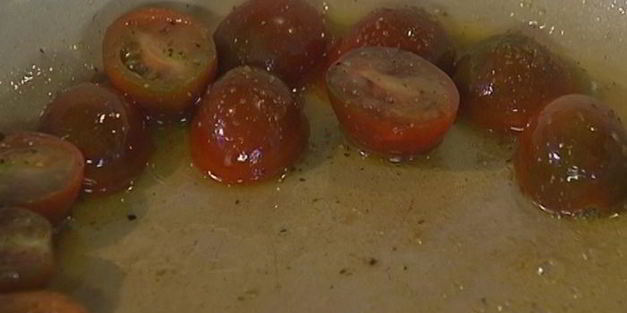 омлет с козьим сыром, помидорами и базиликом