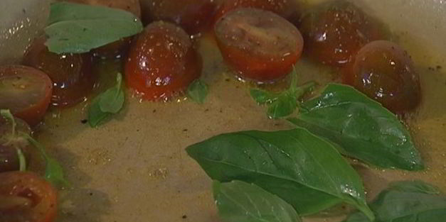 омлет с козьим сыром, помидорами и базиликом