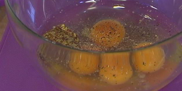 омлет с козьим сыром, помидорами и базиликом