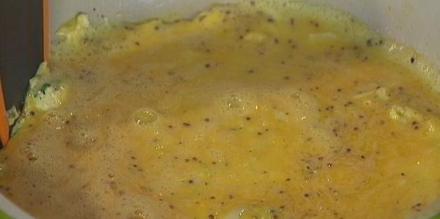 омлет с козьим сыром, помидорами и базиликом