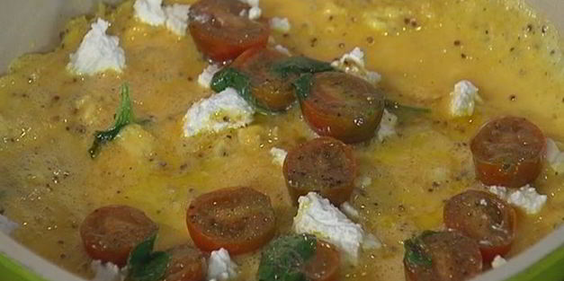 омлет с козьим сыром, помидорами и базиликом