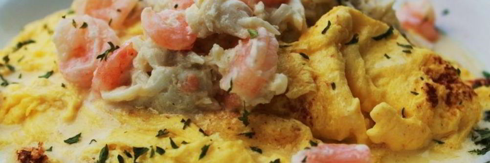 Омлет с креветками и авокадо