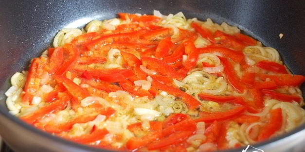 омлет с креветками и овощами