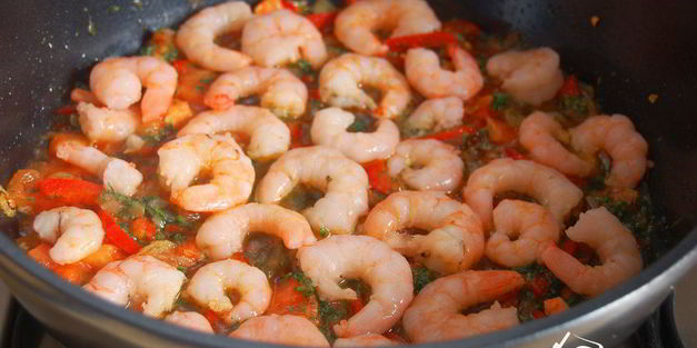 омлет с креветками и овощами