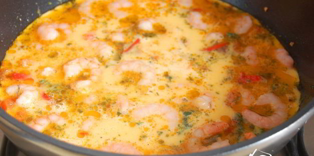 омлет с креветками и овощами