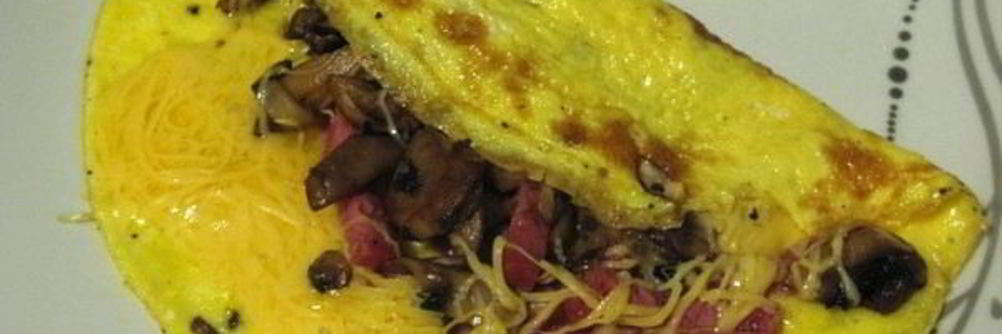 Омлет с лисичками и колбасой