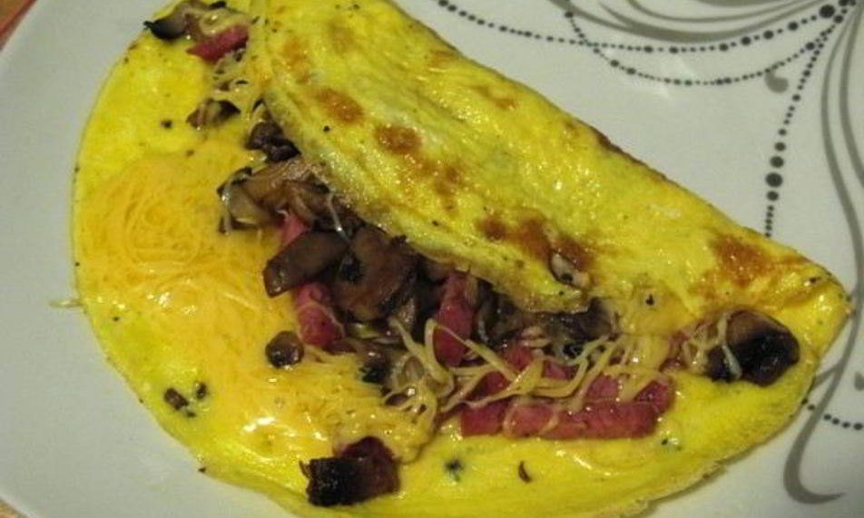 Рецепт омлет с лисичками и колбасой