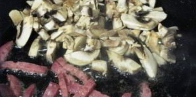 омлет с лисичками и колбасой