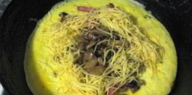 омлет с лисичками и колбасой