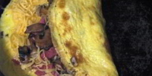 омлет с лисичками и колбасой