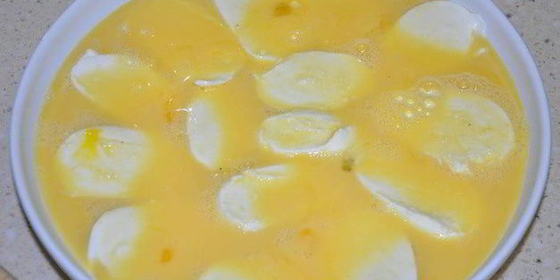 омлет с моцареллой, беконом и помидорами