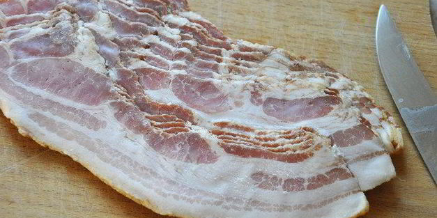 омлет с моцареллой, беконом и помидорами