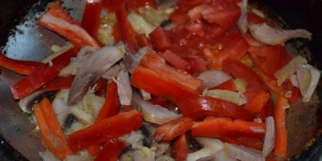 омлет с овощами и курицей