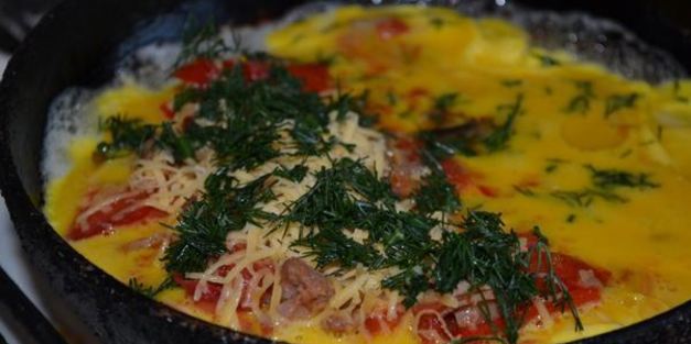 омлет с овощами и курицей