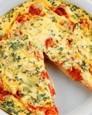 Омлет с сыром и помидорами на сковороде