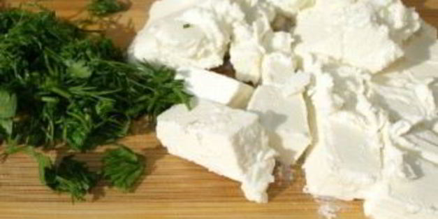 омлет с сыром и помидорами на сковороде