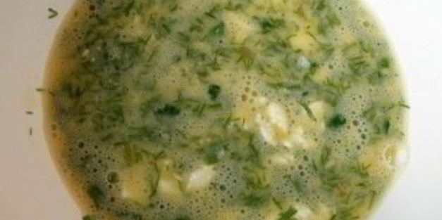 омлет с сыром и помидорами на сковороде