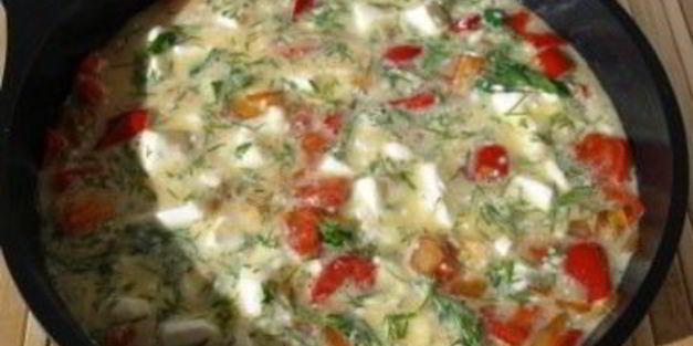 омлет с сыром и помидорами на сковороде