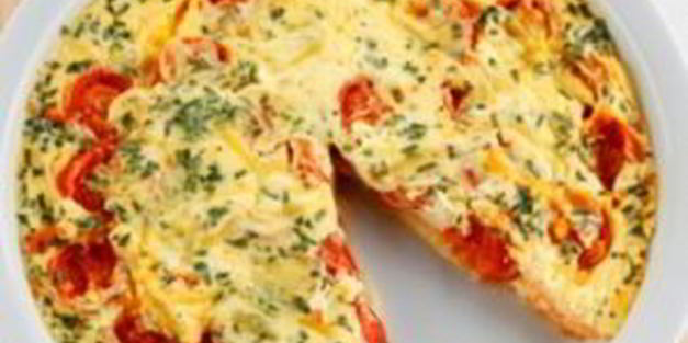 омлет с сыром и помидорами на сковороде