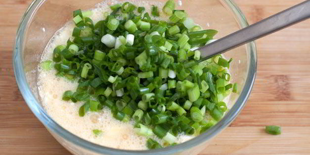 омлет с творогом и зеленым луком