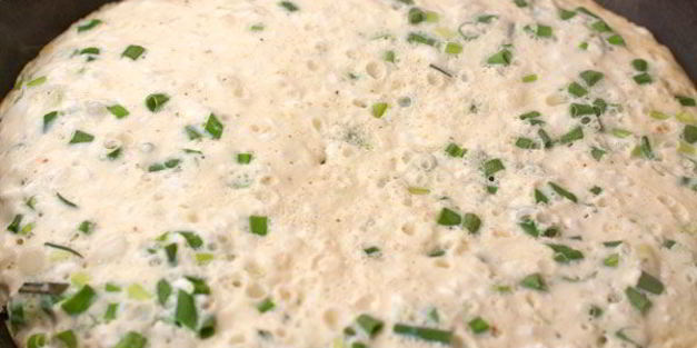 омлет с творогом и зеленым луком