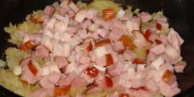 омлет с ветчиной и помидорами