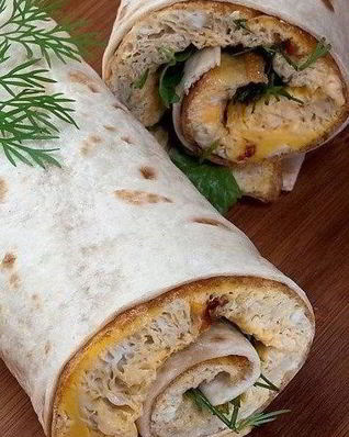 Омлет с вялеными помидорами и зеленью в лаваше