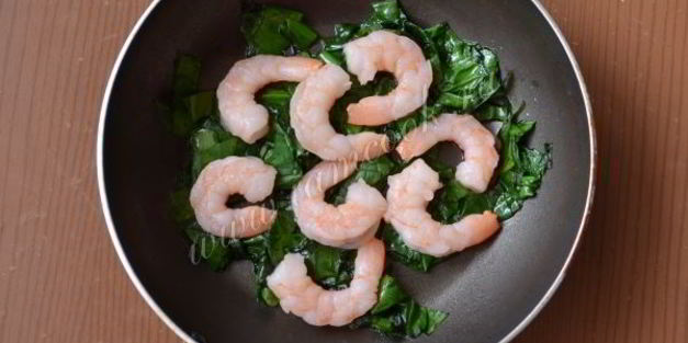 омлет со шпинатом и креветками