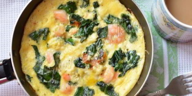 омлет со шпинатом и креветками