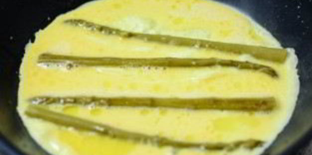 омлет со спаржей