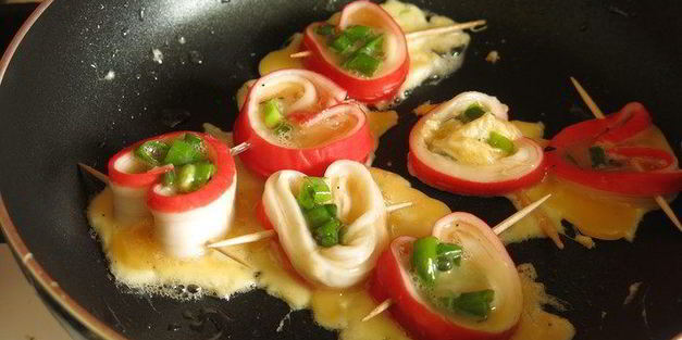 омлетики сердца с крабовыми палочками