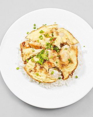 Оякодон — японский омлет с рисом и курицей