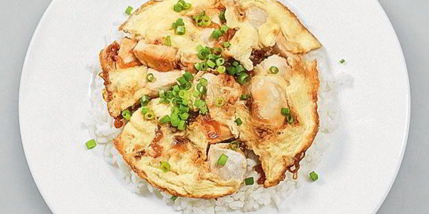 оякодон — японский омлет с рисом и курицей