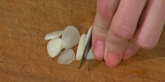 простой омлет с курицей и шампиньонами