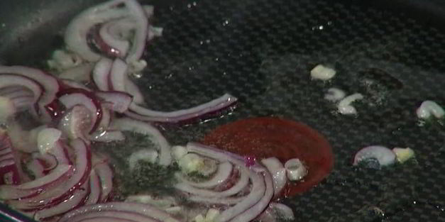 простой омлет с курицей и шампиньонами