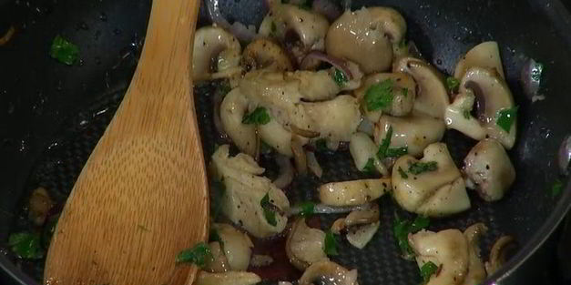 простой омлет с курицей и шампиньонами