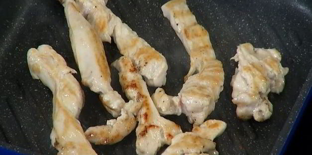 простой омлет с курицей и шампиньонами