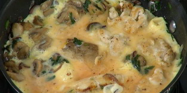 простой омлет с курицей и шампиньонами