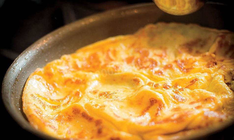 Рецепт сладкий омлет с молоком на сковороде