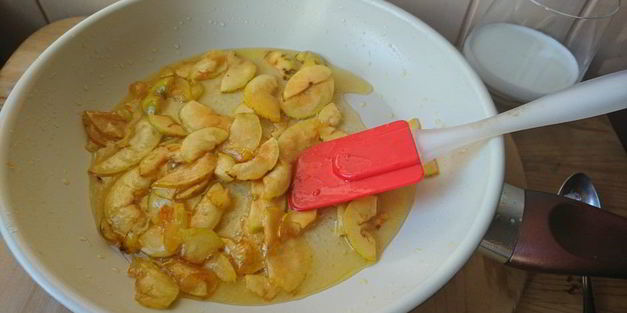 сладкий омлет с яблоком