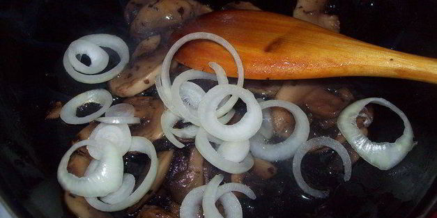 сметанный омлет с грибами