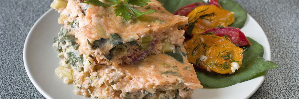 Творожный омлет с зеленью и овощами